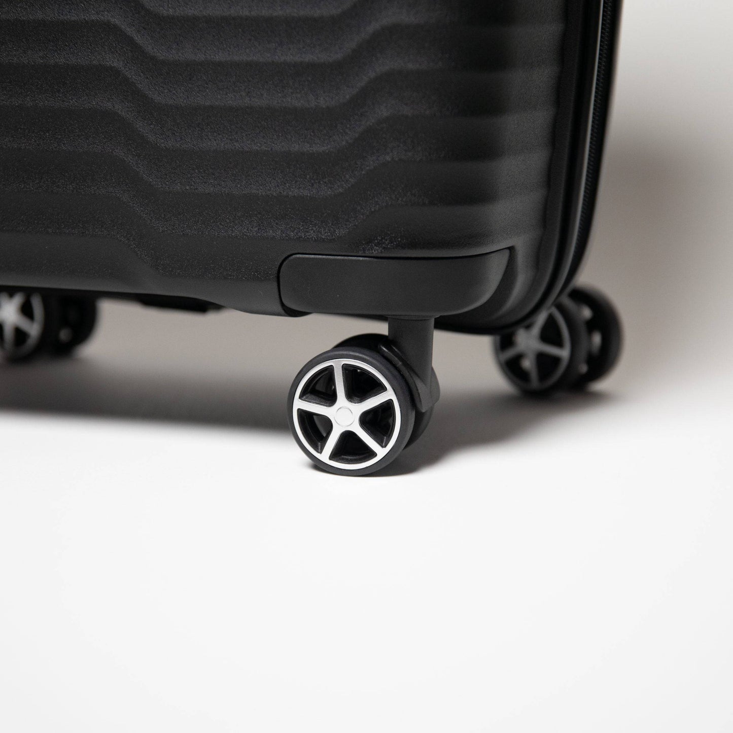 Sole Premise 20-inch Black Carry-On Hardcase Luggage